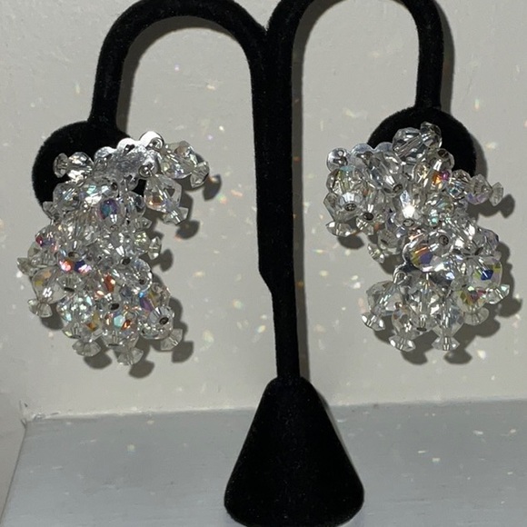 Bold Sparkling Clip Earrings Vintage - Picture 9 of 15